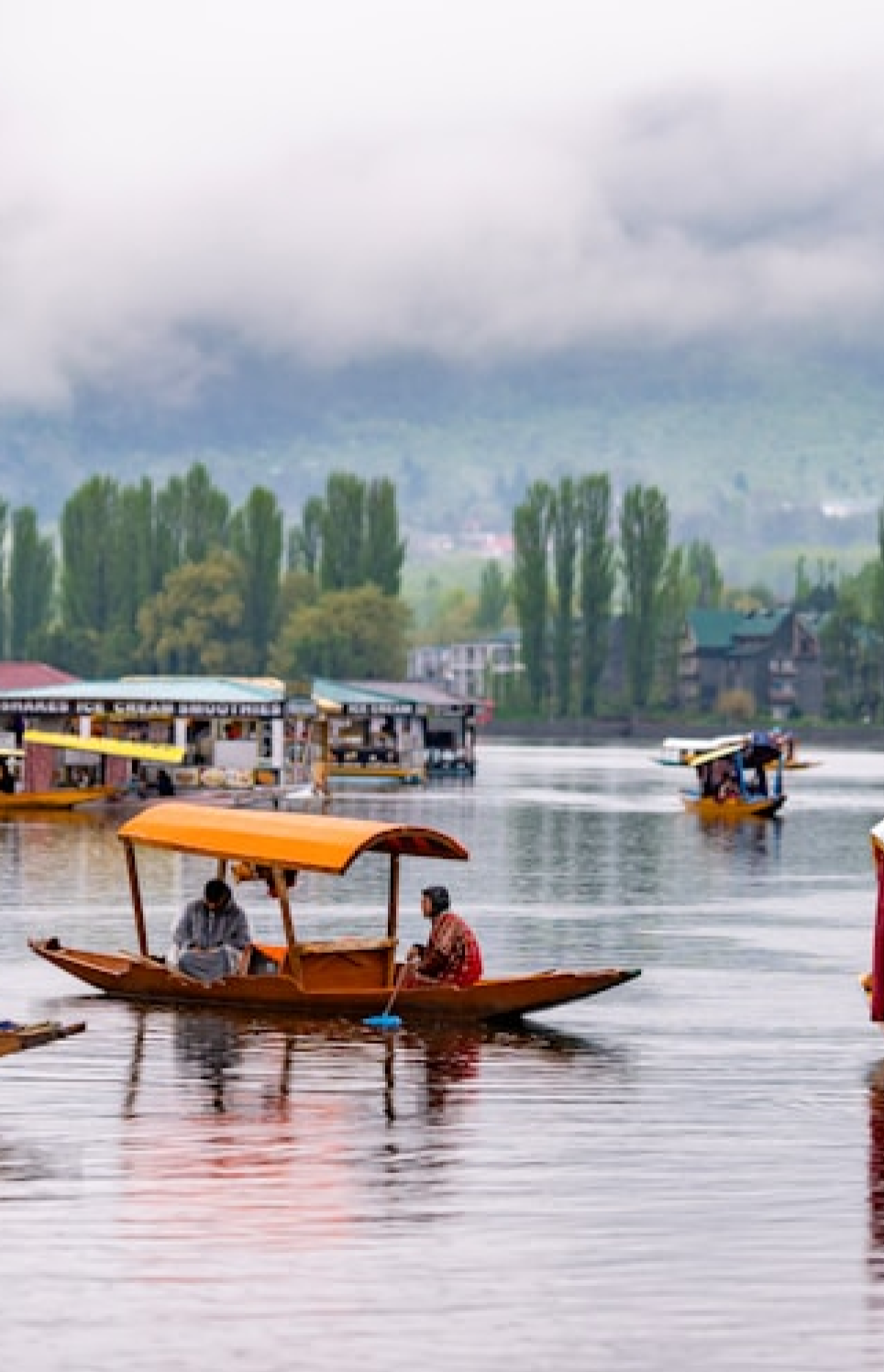Kashmir lake with shikaras for Kashmir Through AR